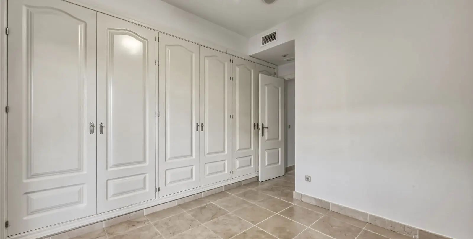 Venta de apartamento en planta baja en Estepona 16