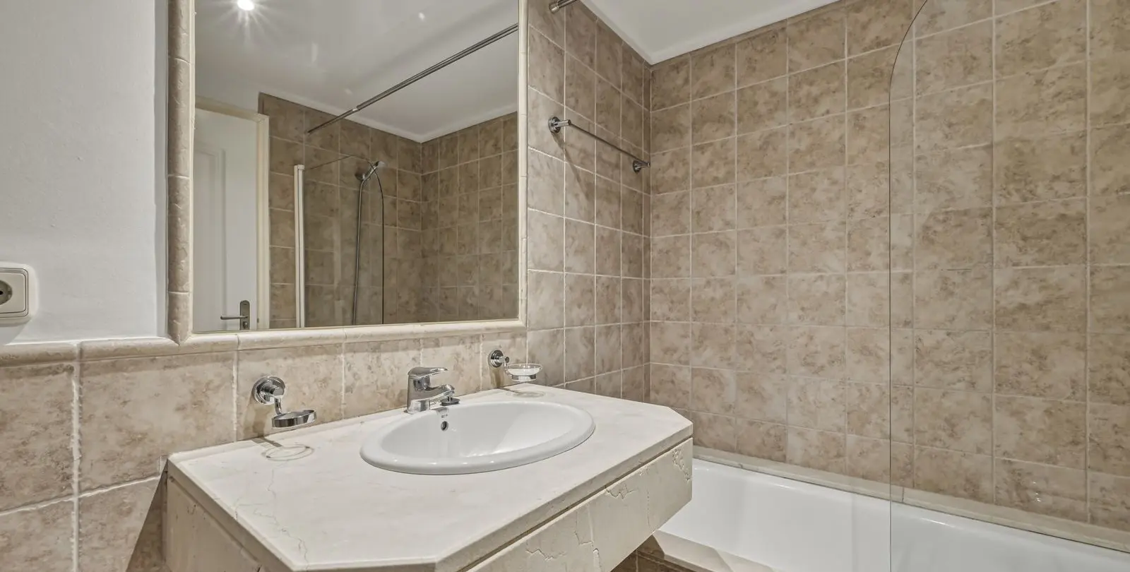 Venta de apartamento en planta baja en Estepona 17