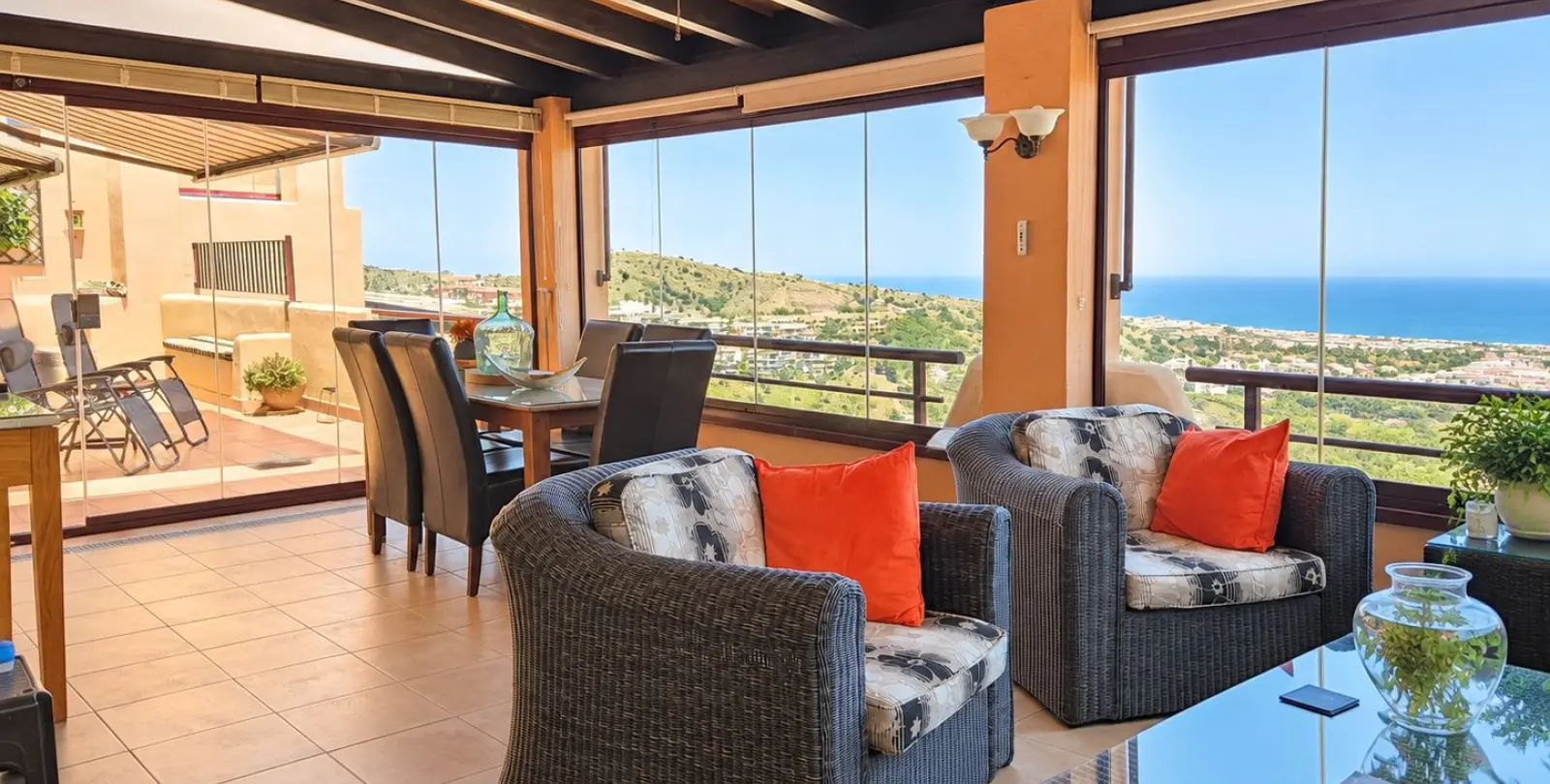 Sale of penthouse in Calahonda 1