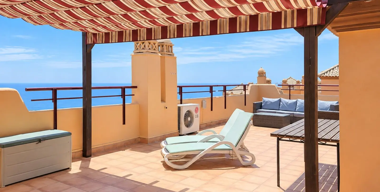 Sale of penthouse in Calahonda 17