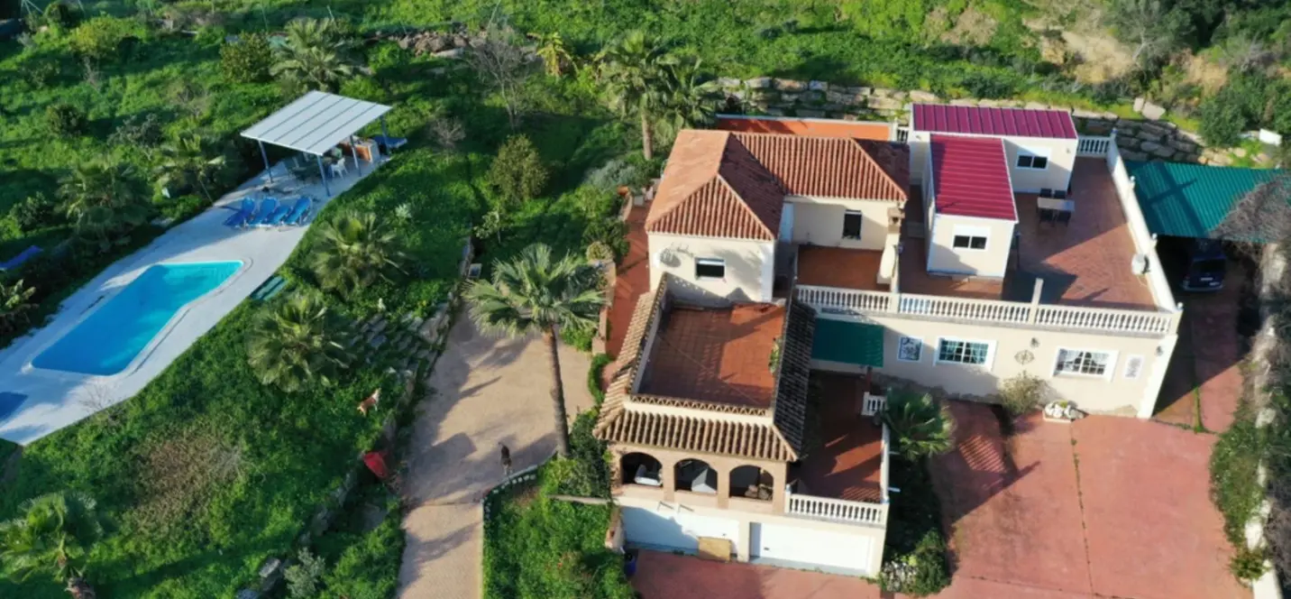 Продажа  отдельно стоящей виллы в Estepona 0