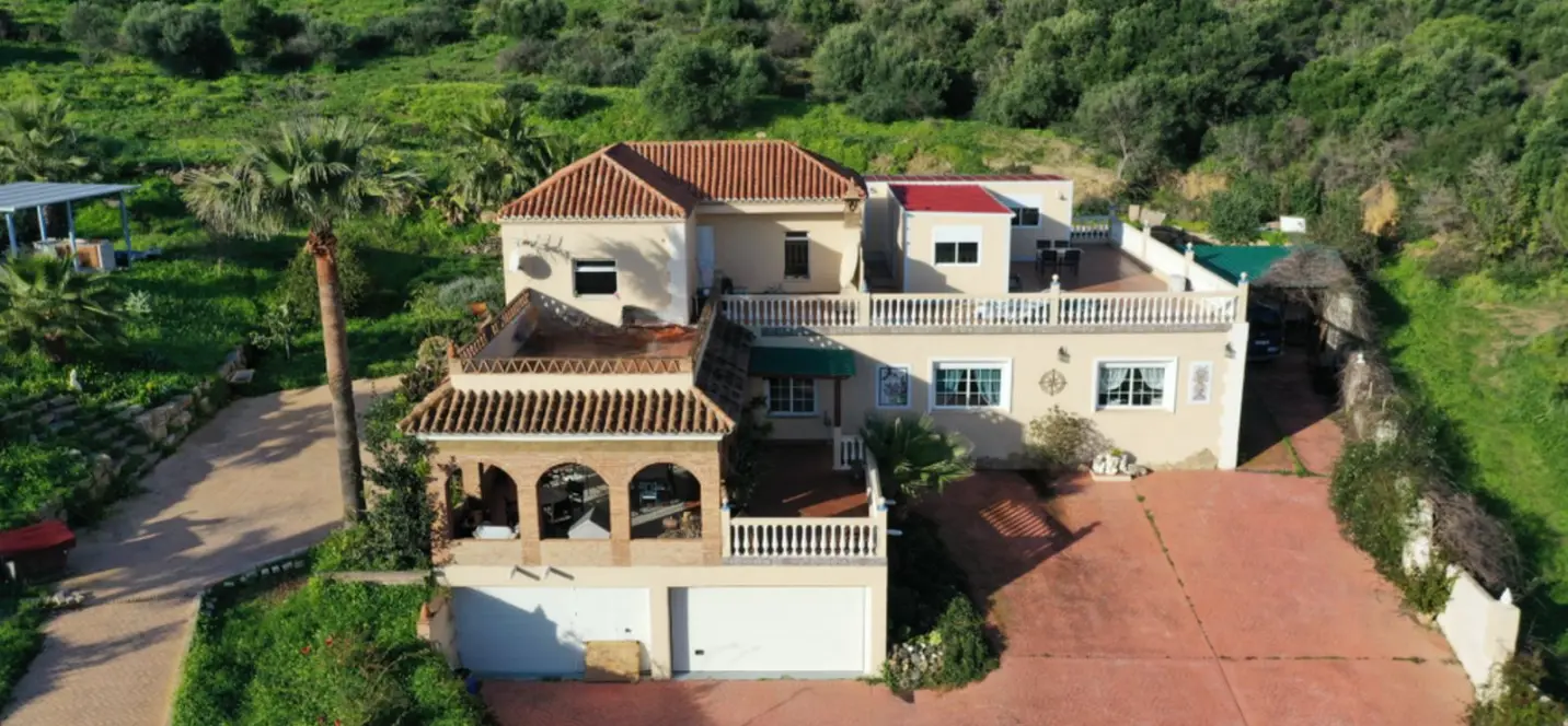 Продажа  отдельно стоящей виллы в Estepona 2