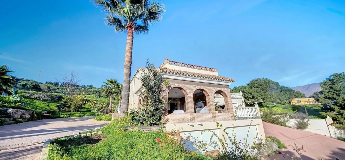 Продажа  отдельно стоящей виллы в Estepona 3