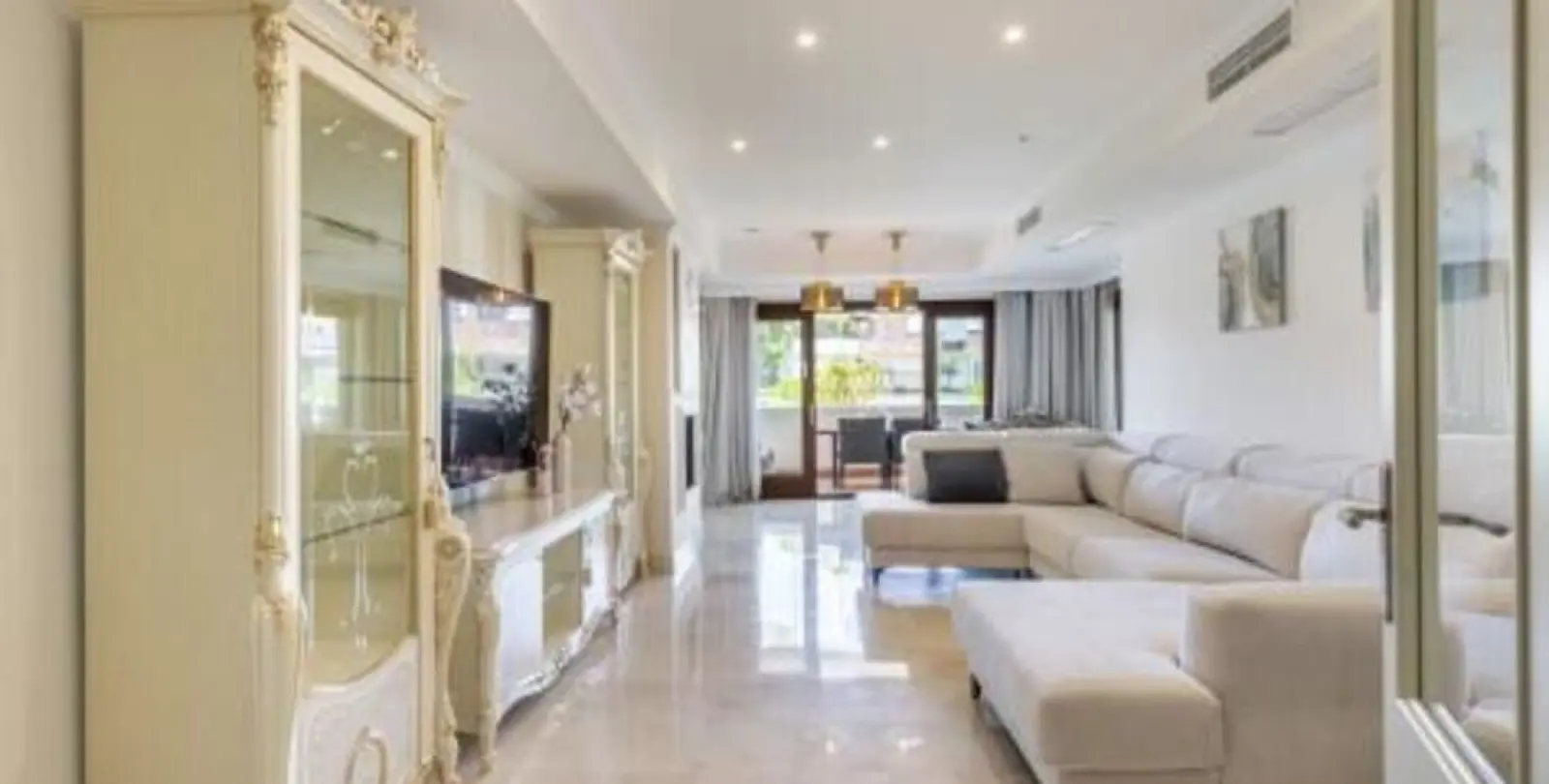 Short-term rent of middle floor apartment in The Golden Mile 6