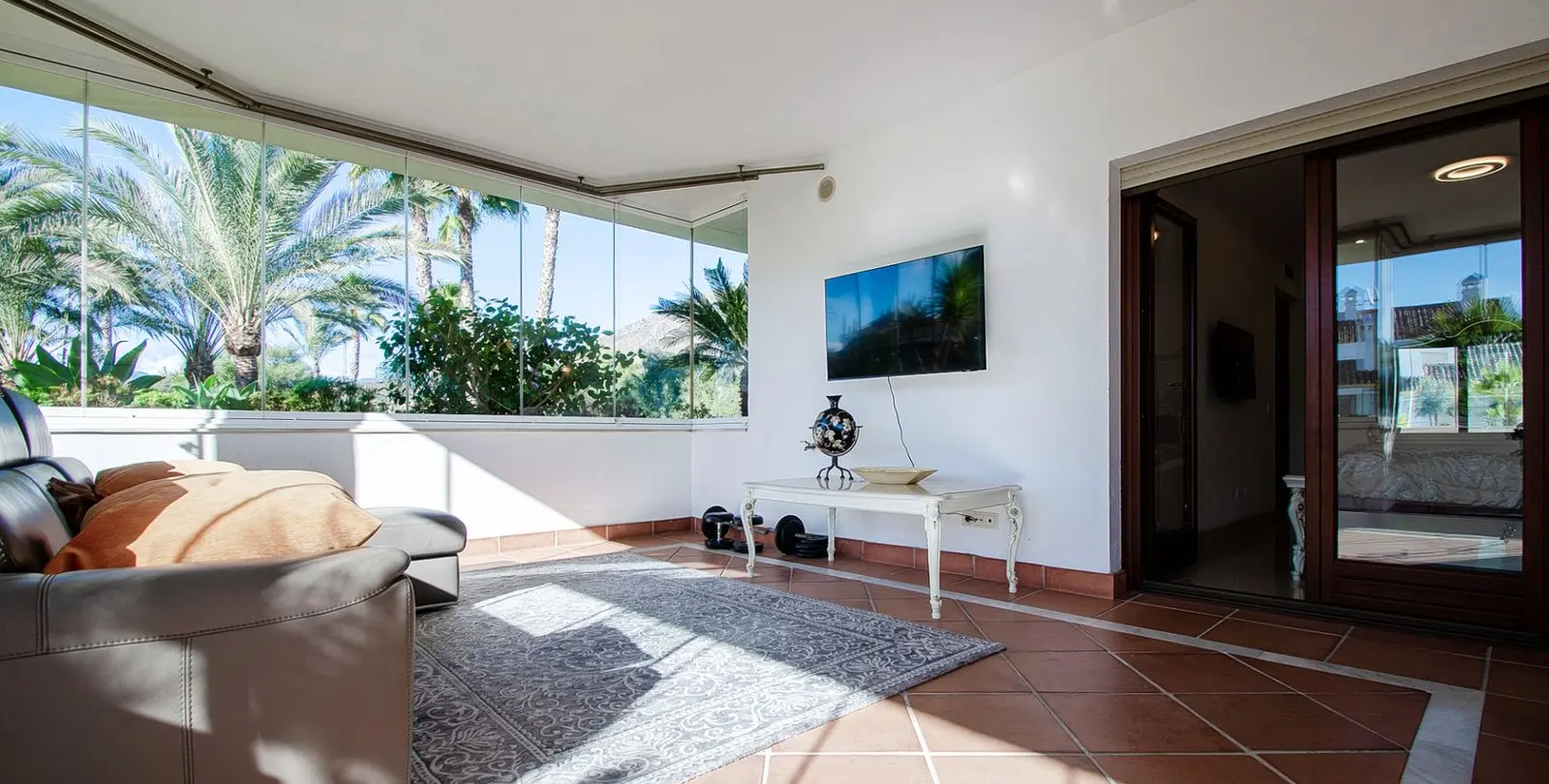 Short-term rent of middle floor apartment in The Golden Mile 11