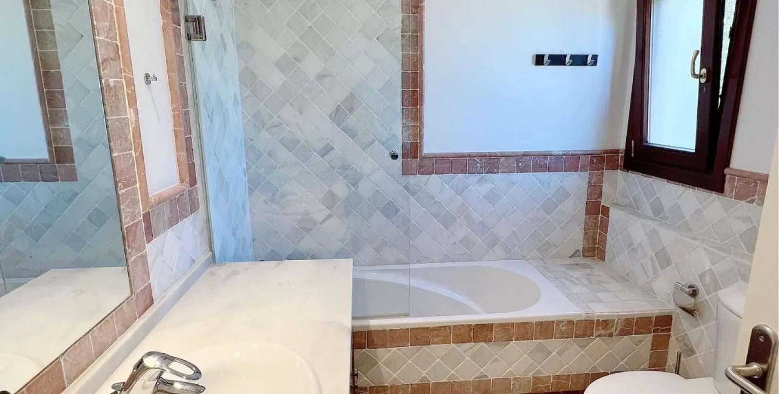Short-term rent of middle floor apartment in The Golden Mile 15