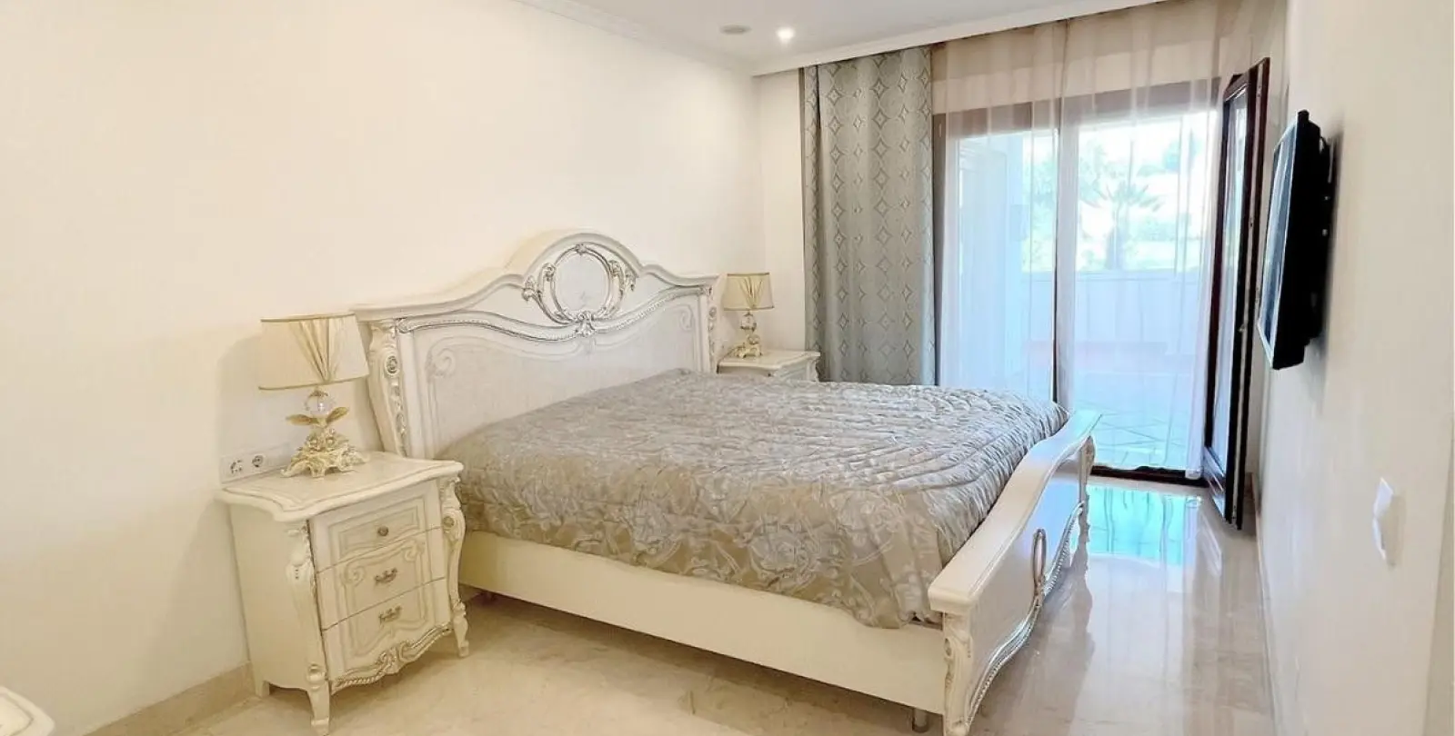 Short-term rent of middle floor apartment in The Golden Mile 18