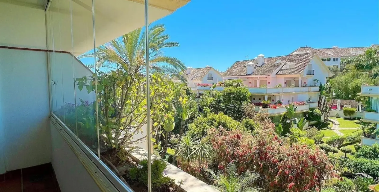 Short-term rent of middle floor apartment in The Golden Mile 22