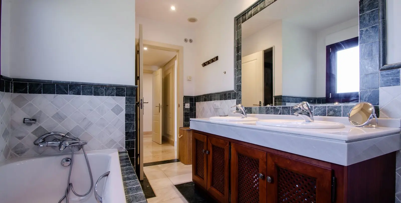 Short-term rent of middle floor apartment in The Golden Mile 26