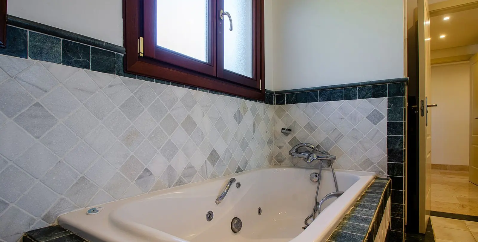 Short-term rent of middle floor apartment in The Golden Mile 27
