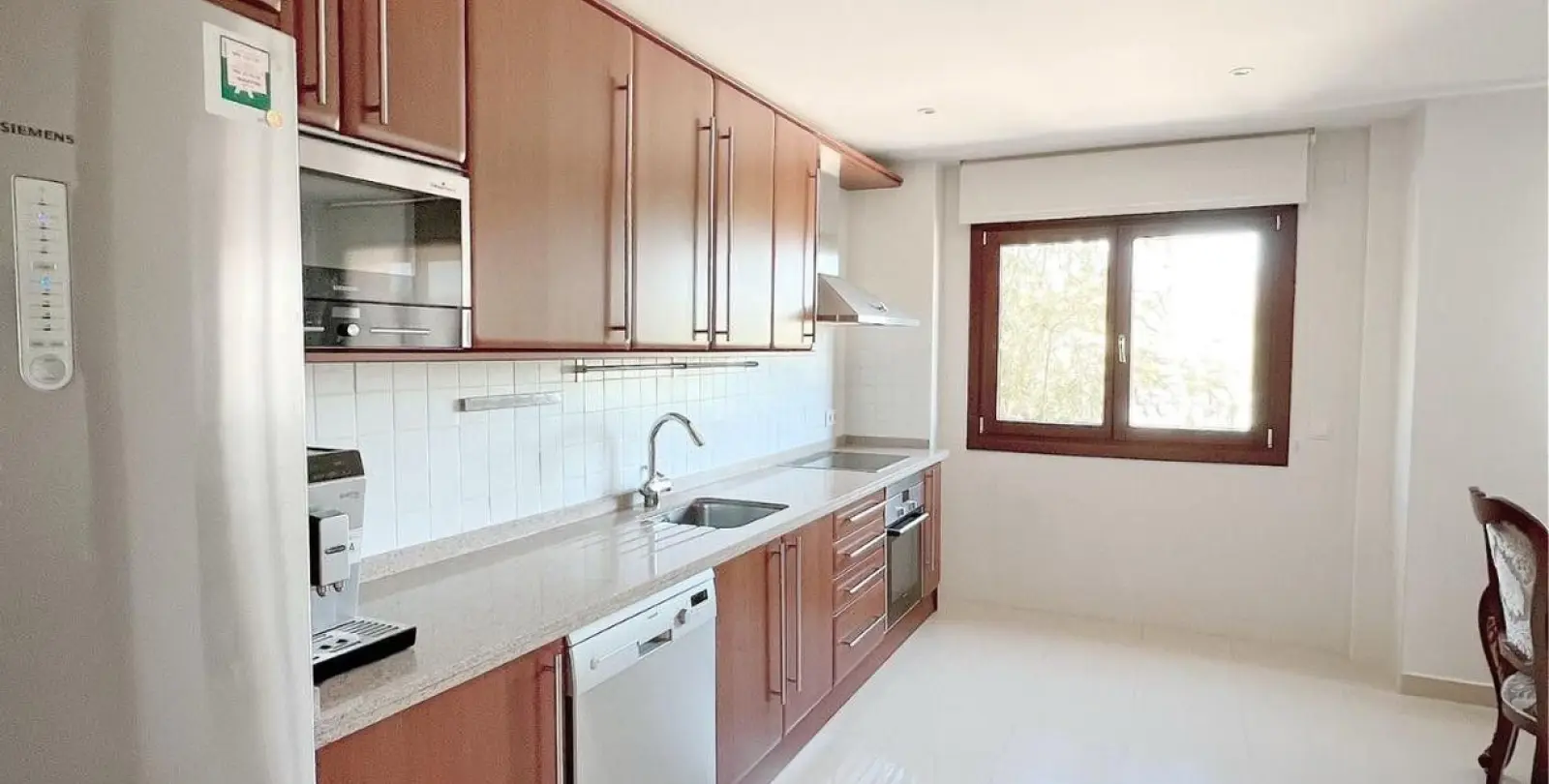 Short-term rent of middle floor apartment in The Golden Mile 28