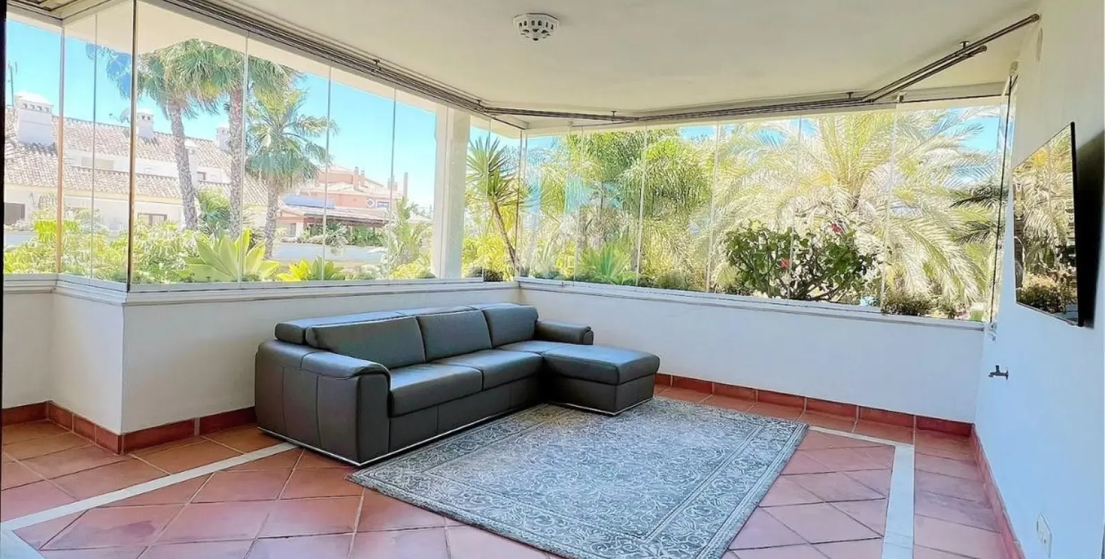 Short-term rent of middle floor apartment in The Golden Mile 29