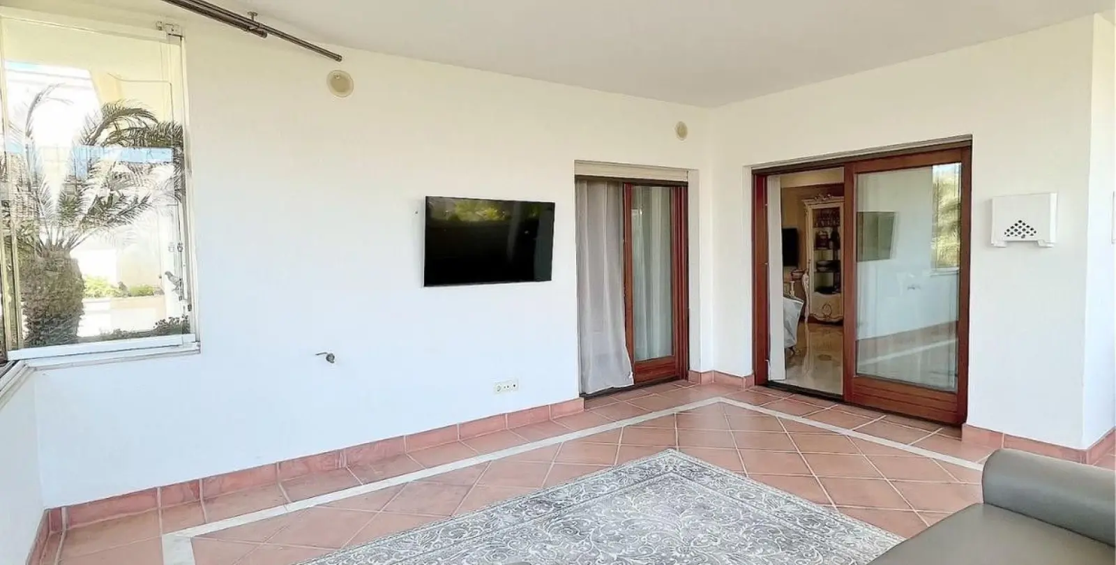 Short-term rent of middle floor apartment in The Golden Mile 30