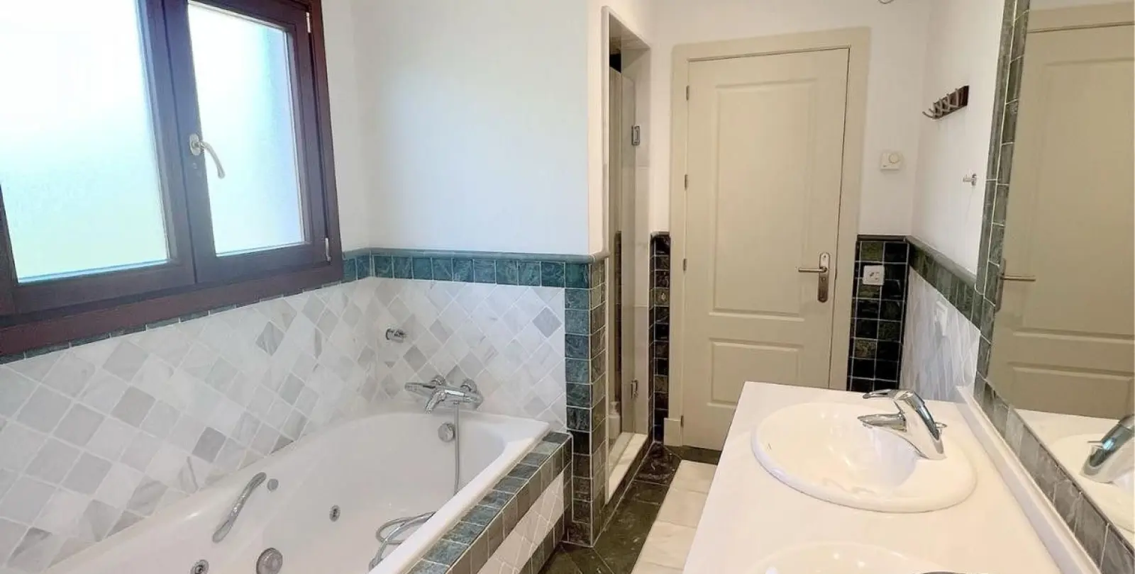 Short-term rent of middle floor apartment in The Golden Mile 32