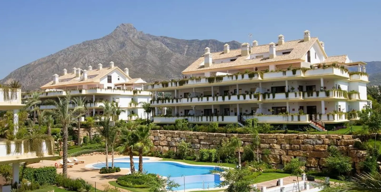 Short-term rent of middle floor apartment in The Golden Mile 36