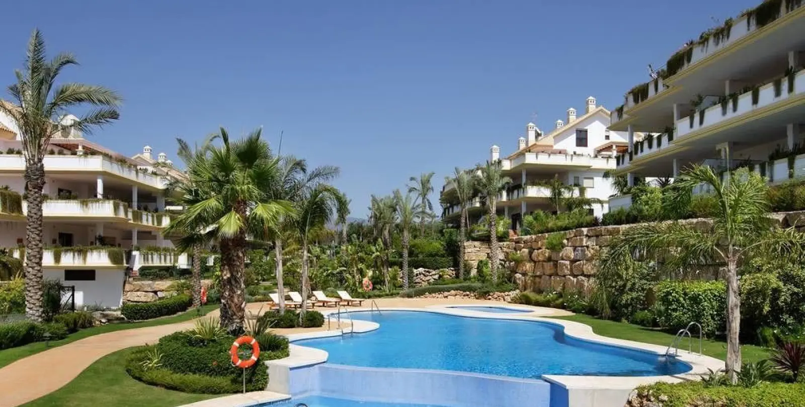 Short-term rent of middle floor apartment in The Golden Mile 40