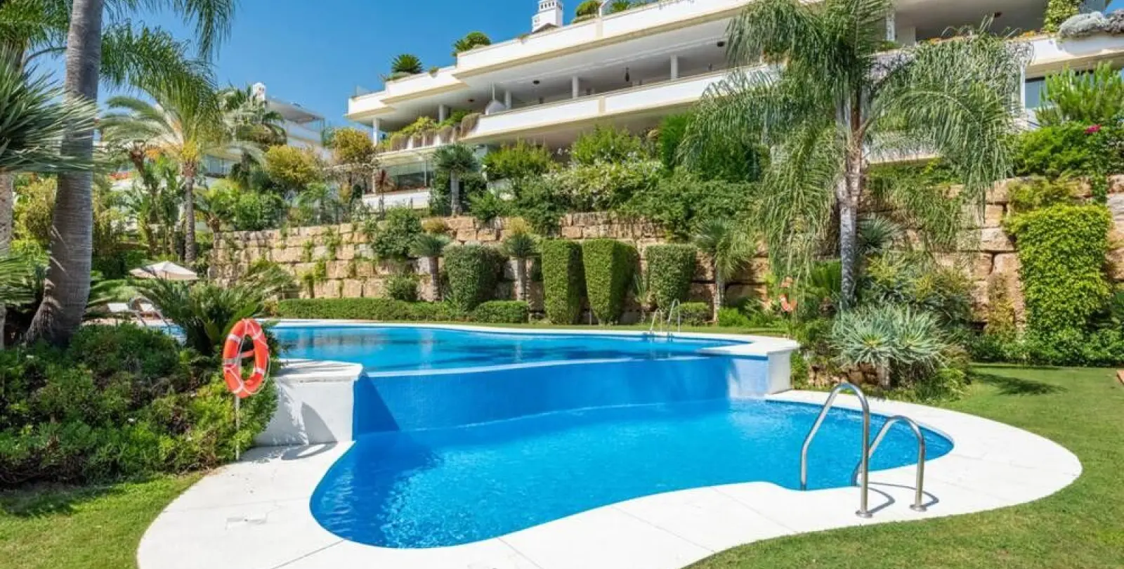 Short-term rent of middle floor apartment in The Golden Mile 42