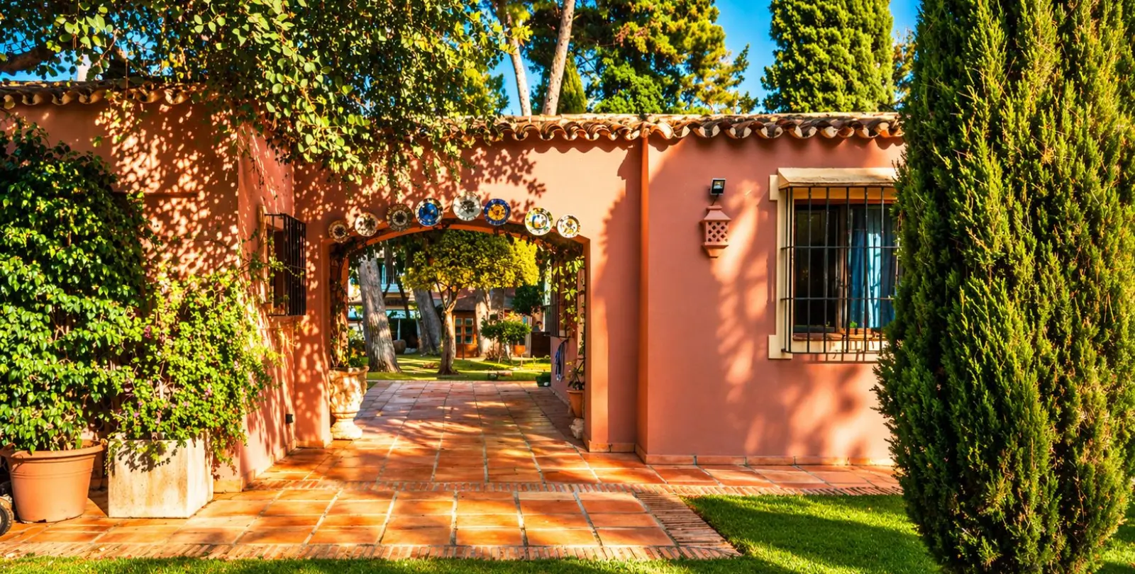 Sale of detached villa in Guadalmina Baja 12