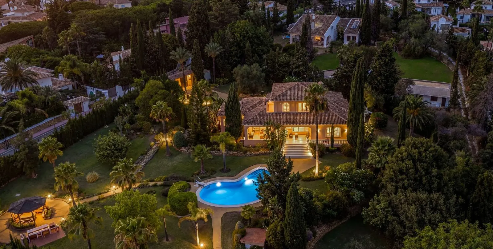 Продажа  отдельно стоящей виллы в Elviria 1