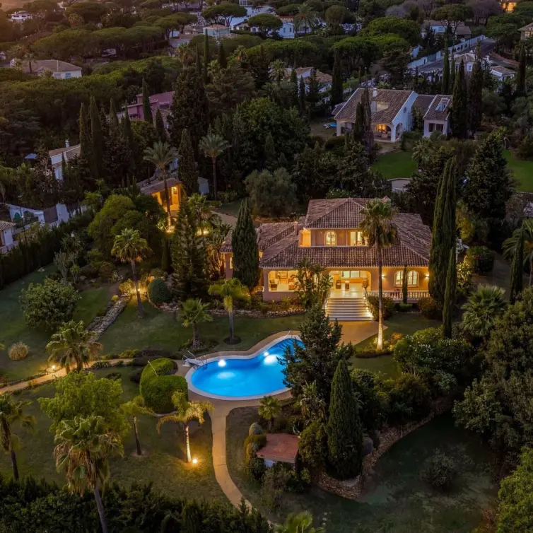 Продажа  отдельно стоящей виллы в Elviria