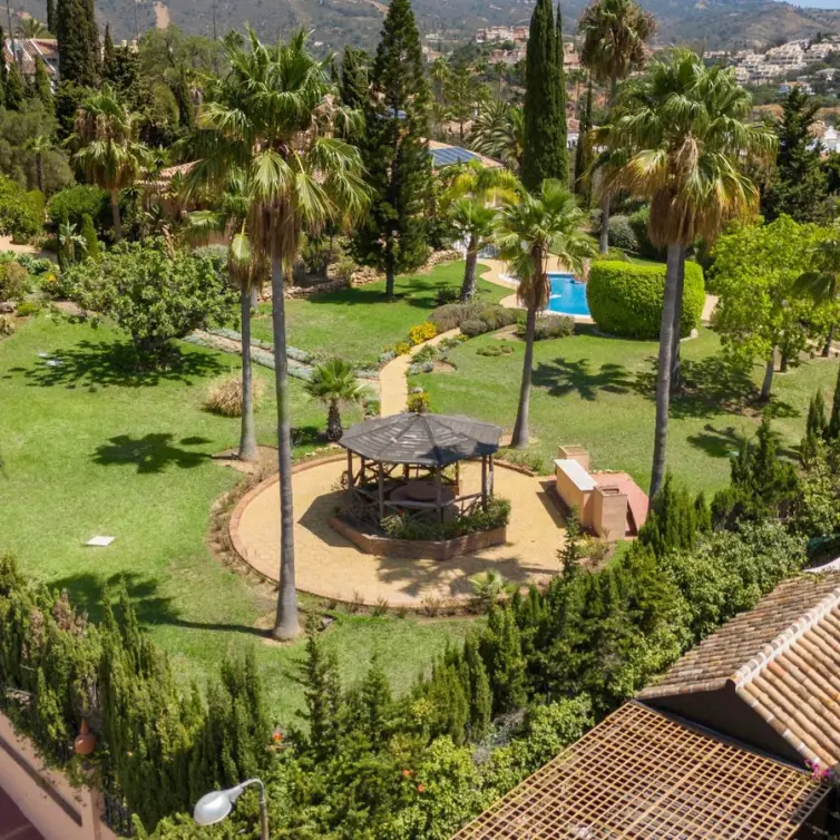Продажа  отдельно стоящей виллы в Elviria