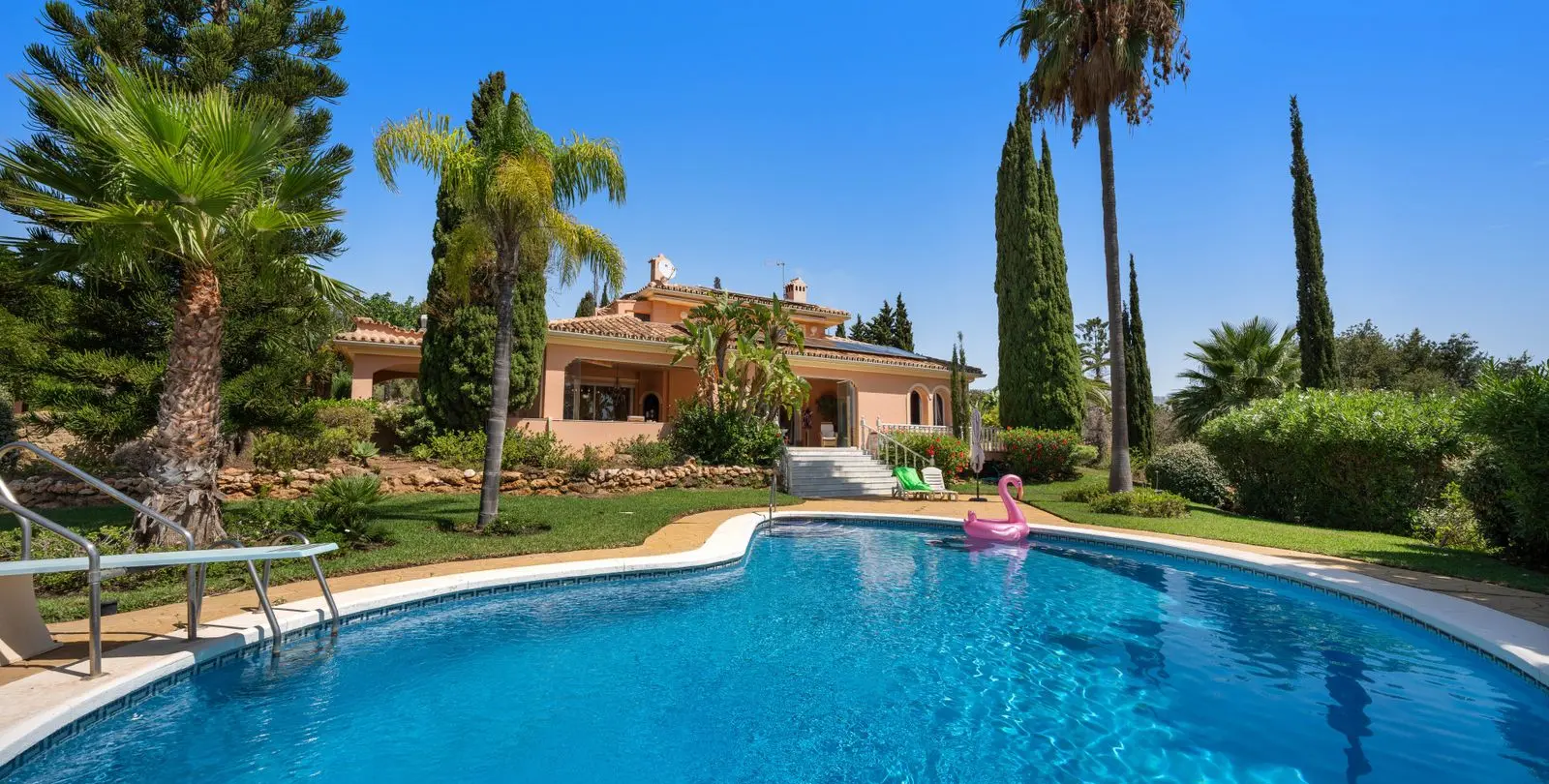 Продажа  отдельно стоящей виллы в Elviria 3