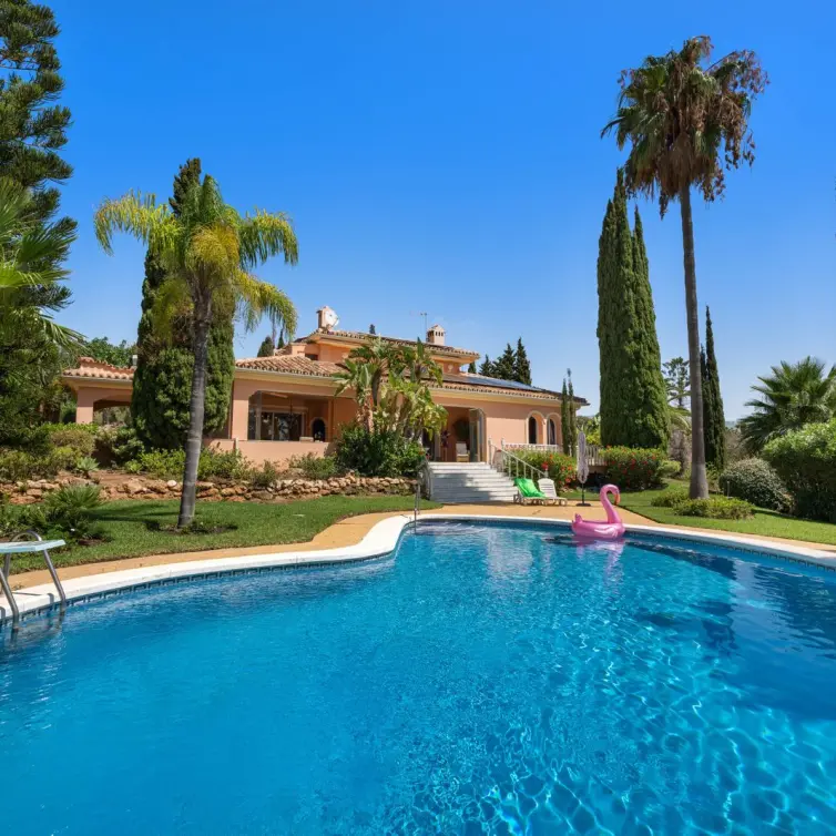 Продажа  отдельно стоящей виллы в Elviria