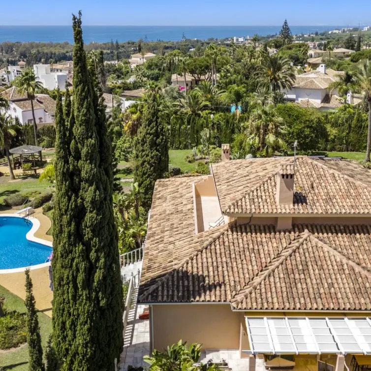 Продажа  отдельно стоящей виллы в Elviria