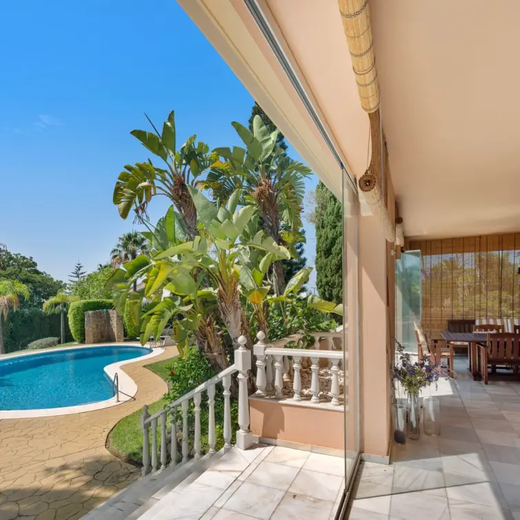 Продажа  отдельно стоящей виллы в Elviria