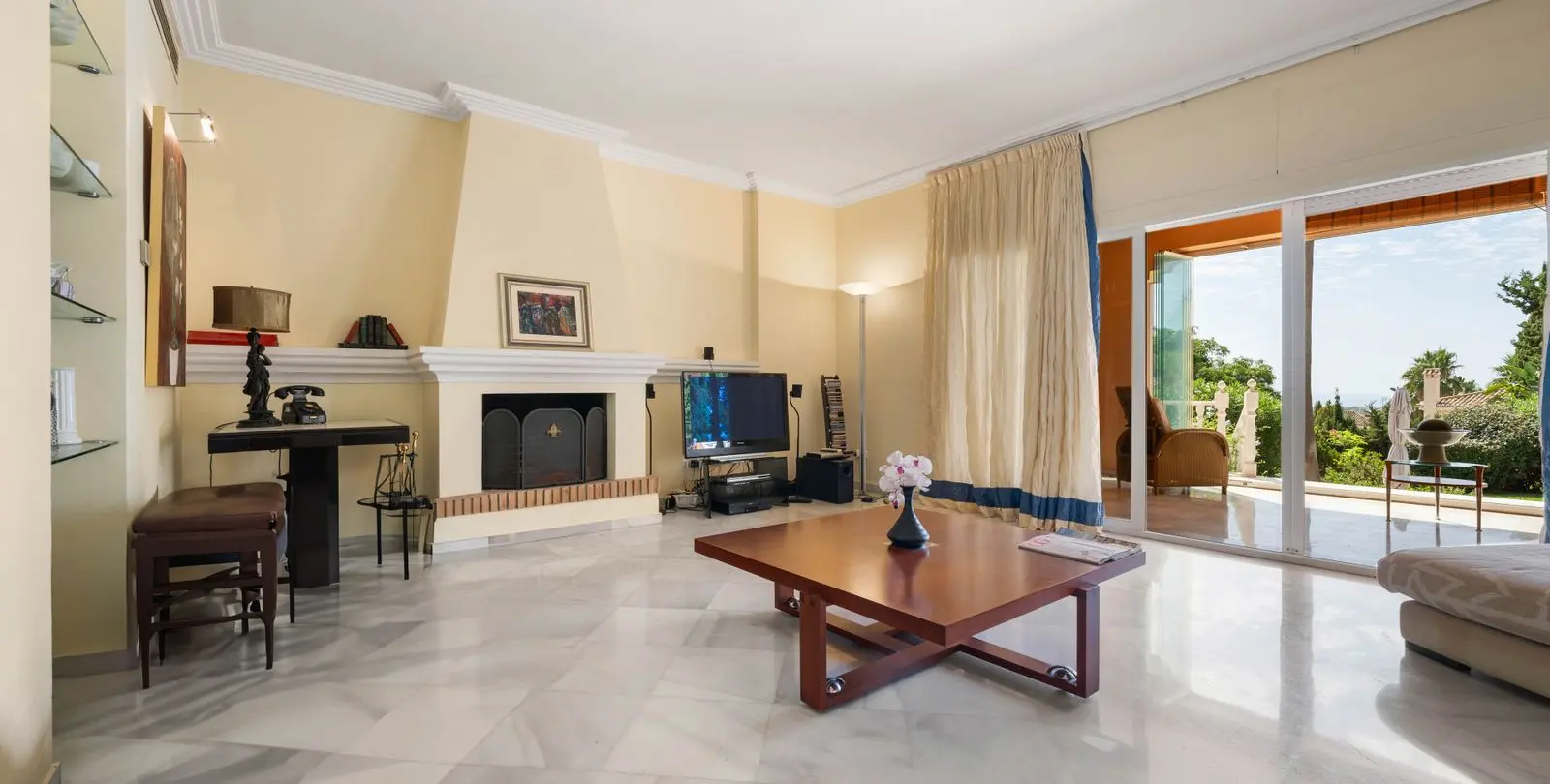 Продажа  отдельно стоящей виллы в Elviria 10