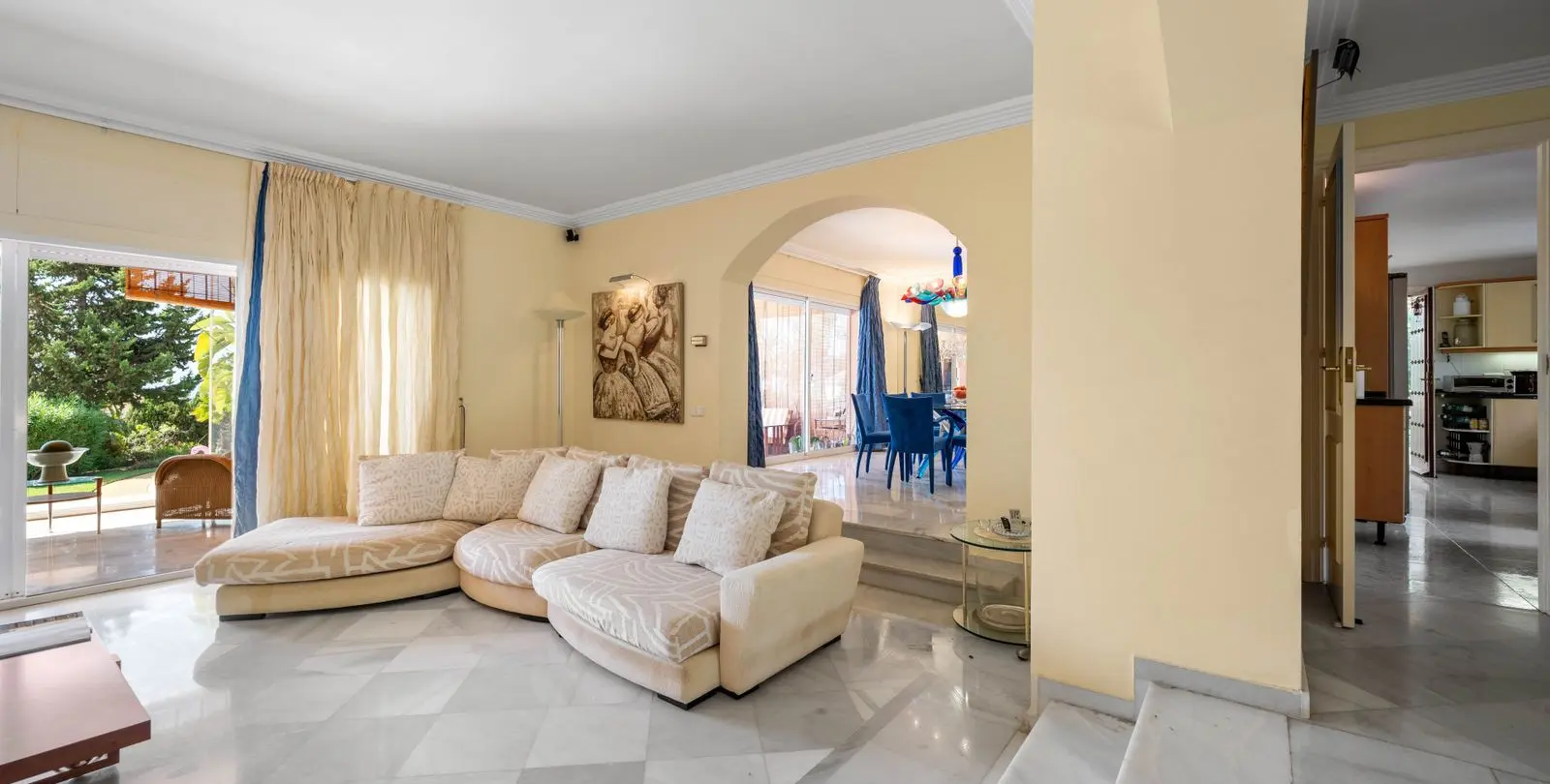 Продажа  отдельно стоящей виллы в Elviria 12