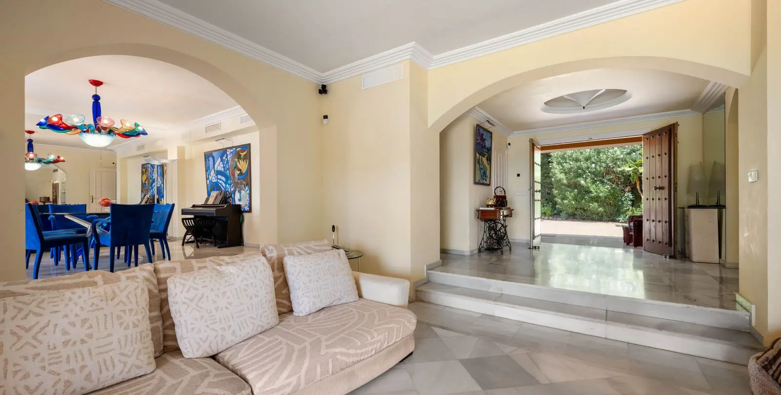 Продажа  отдельно стоящей виллы в Elviria 13