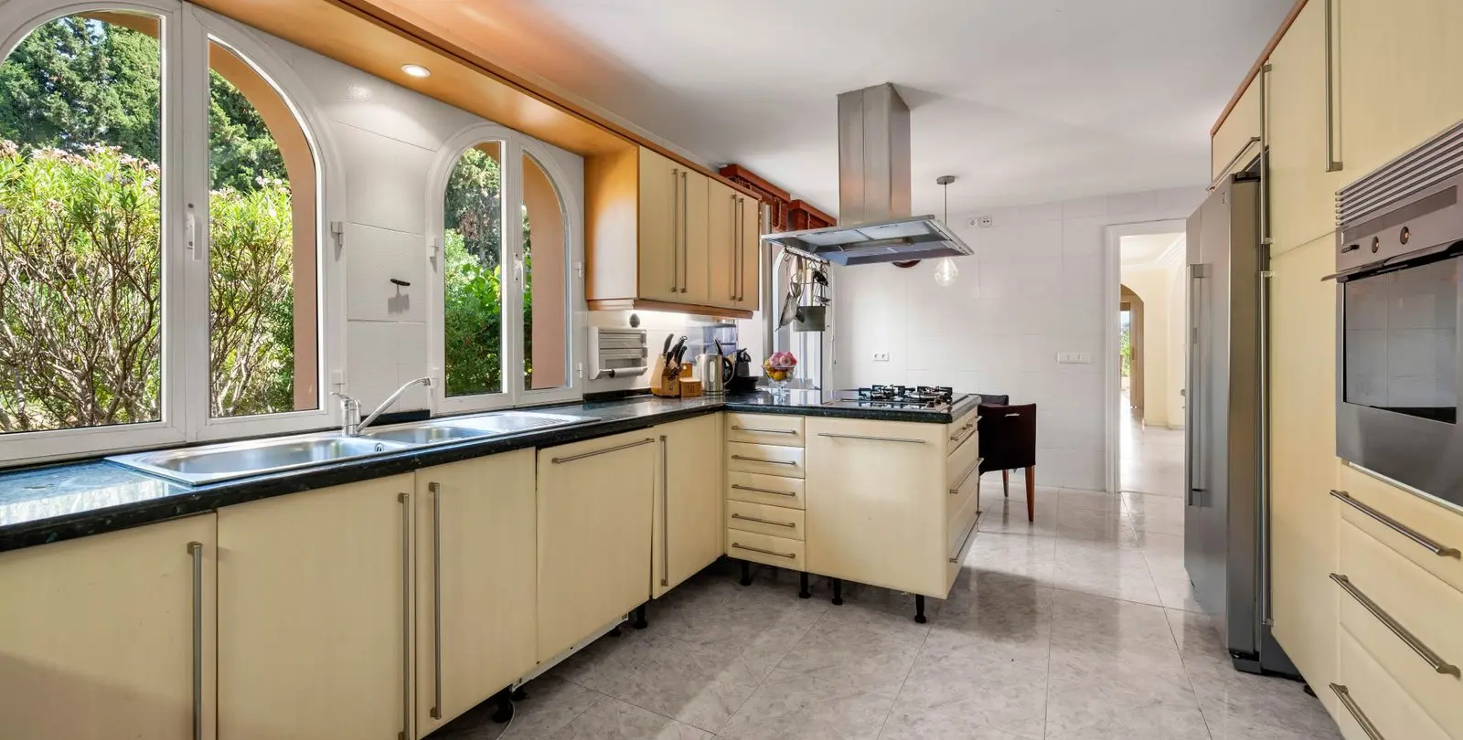 Продажа  отдельно стоящей виллы в Elviria 14