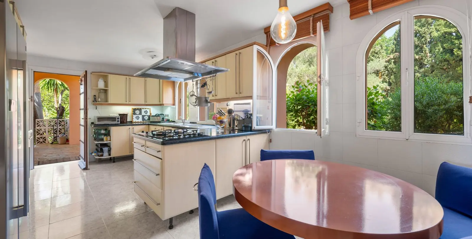Продажа  отдельно стоящей виллы в Elviria 15