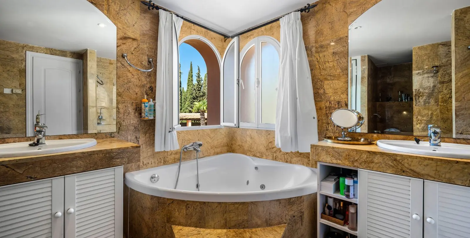 Продажа  отдельно стоящей виллы в Elviria 21