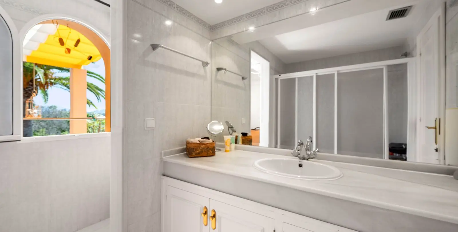 Продажа  отдельно стоящей виллы в Elviria 23