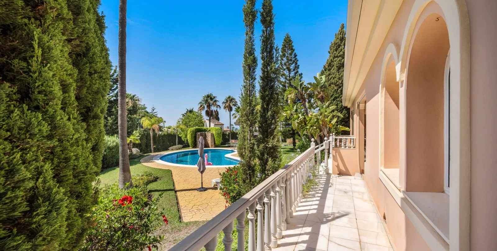 Продажа  отдельно стоящей виллы в Elviria 33