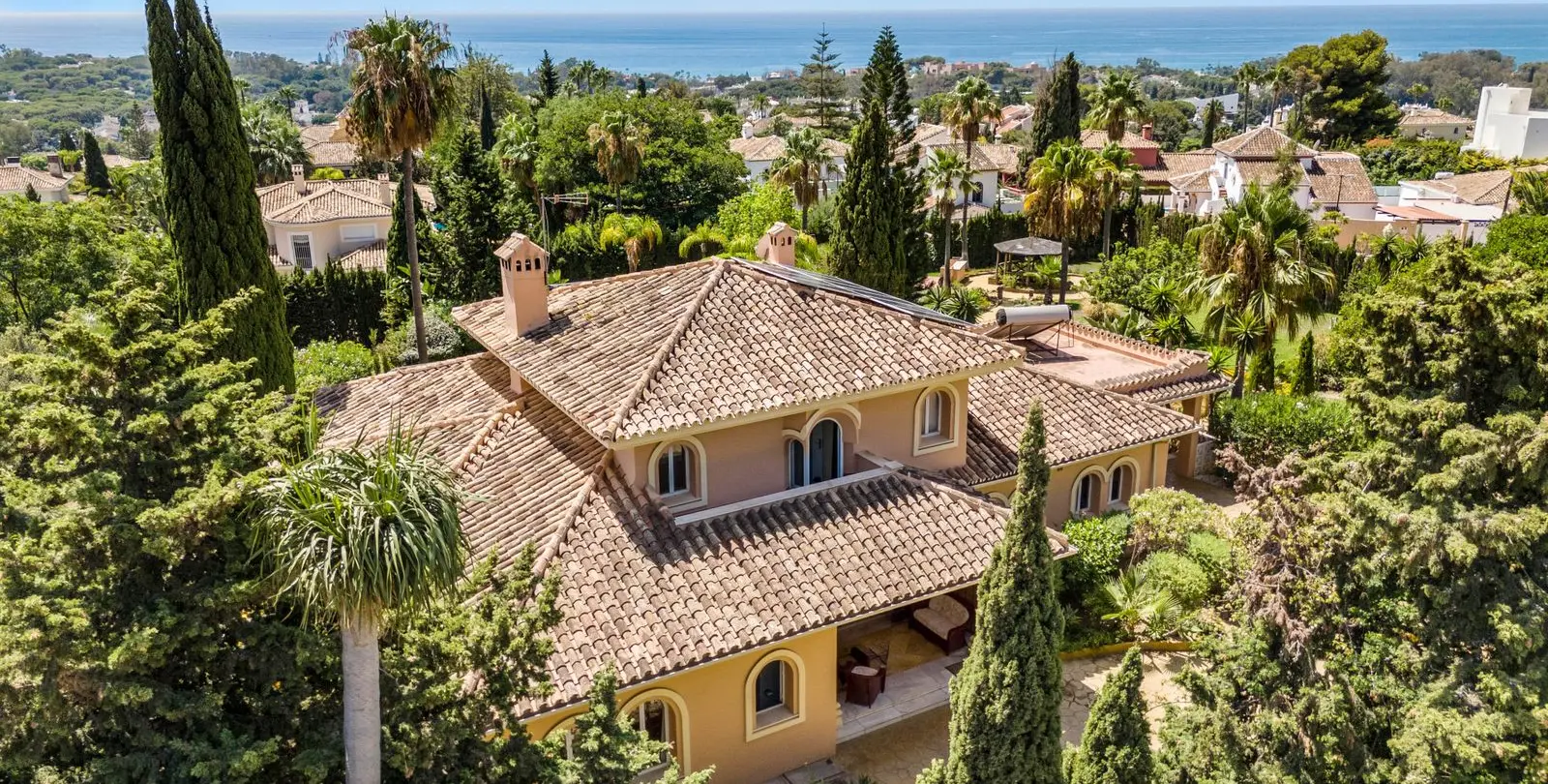 Продажа  отдельно стоящей виллы в Elviria 39