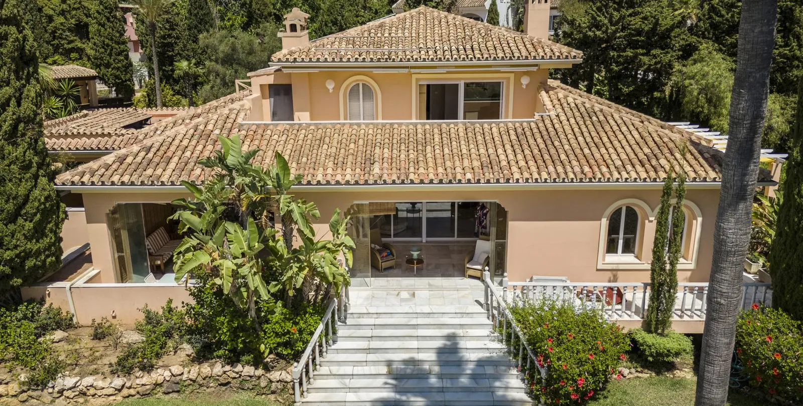 Продажа  отдельно стоящей виллы в Elviria 60