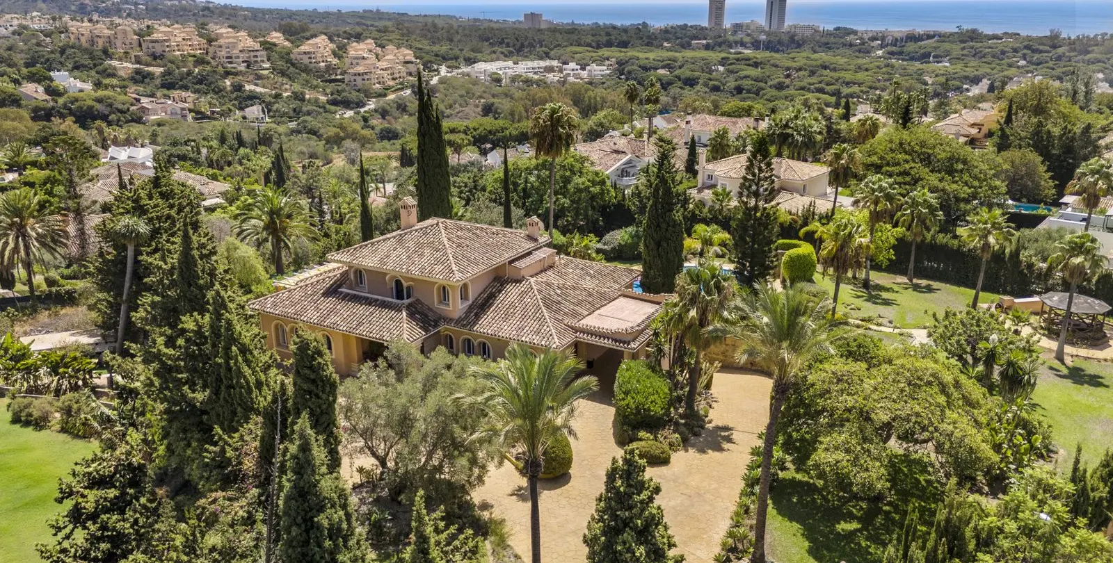 Продажа  отдельно стоящей виллы в Elviria 62