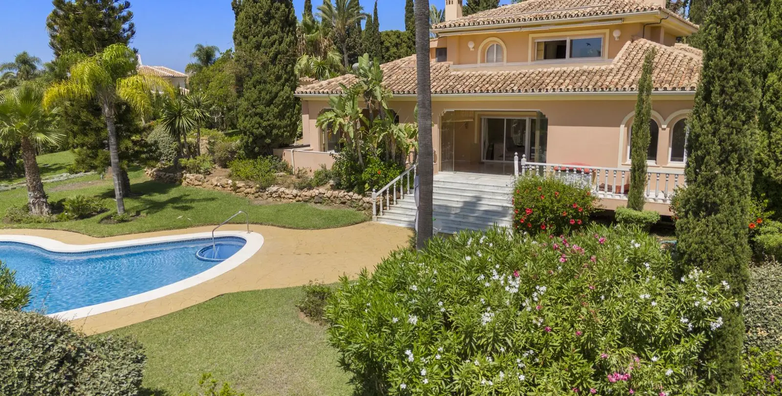 Продажа  отдельно стоящей виллы в Elviria 65