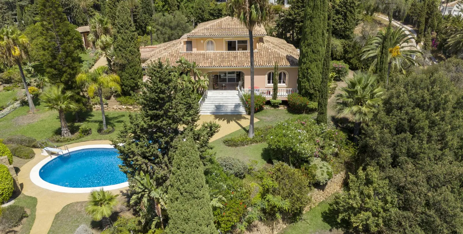 Продажа  отдельно стоящей виллы в Elviria 66