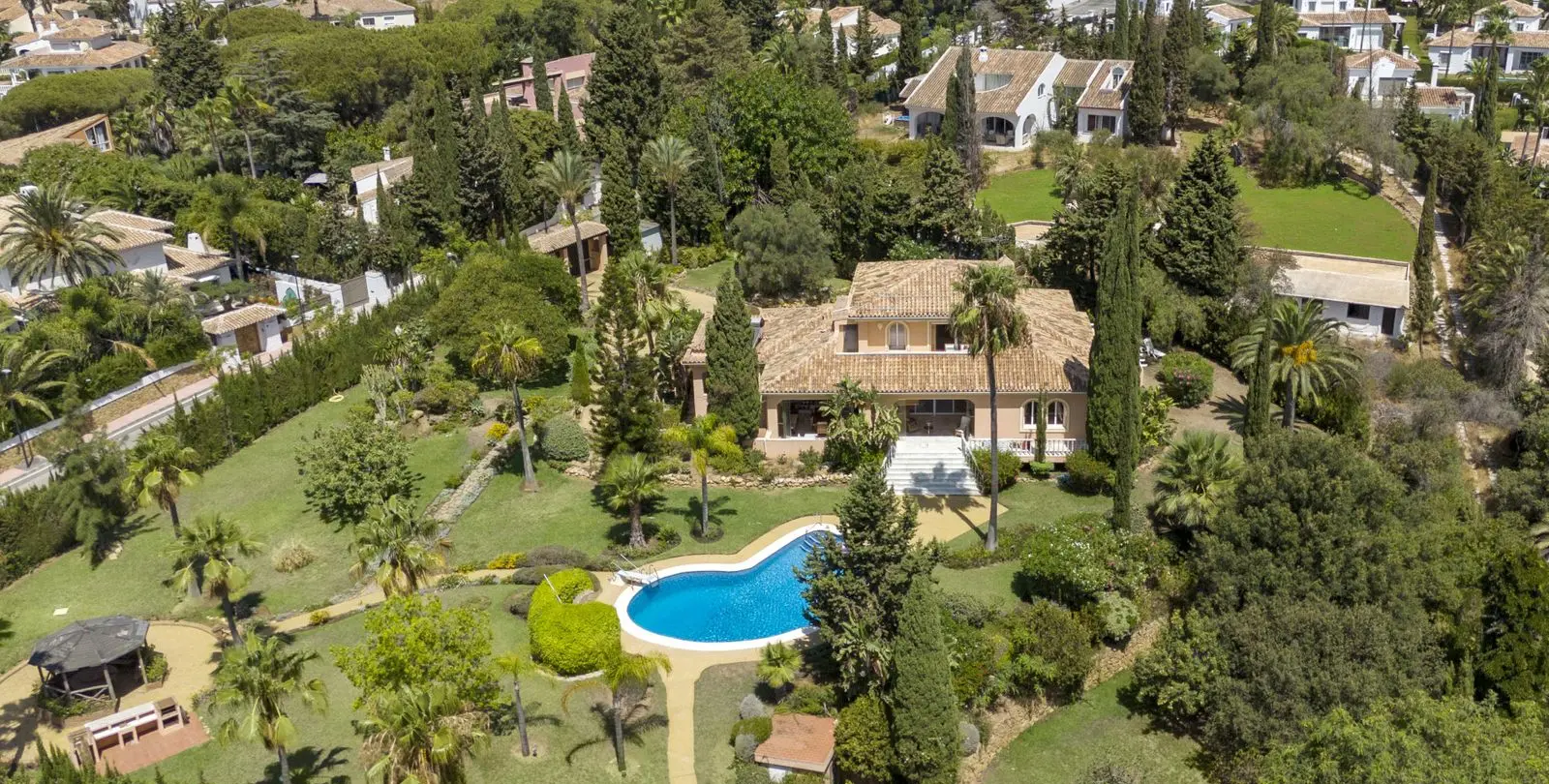 Продажа  отдельно стоящей виллы в Elviria 69
