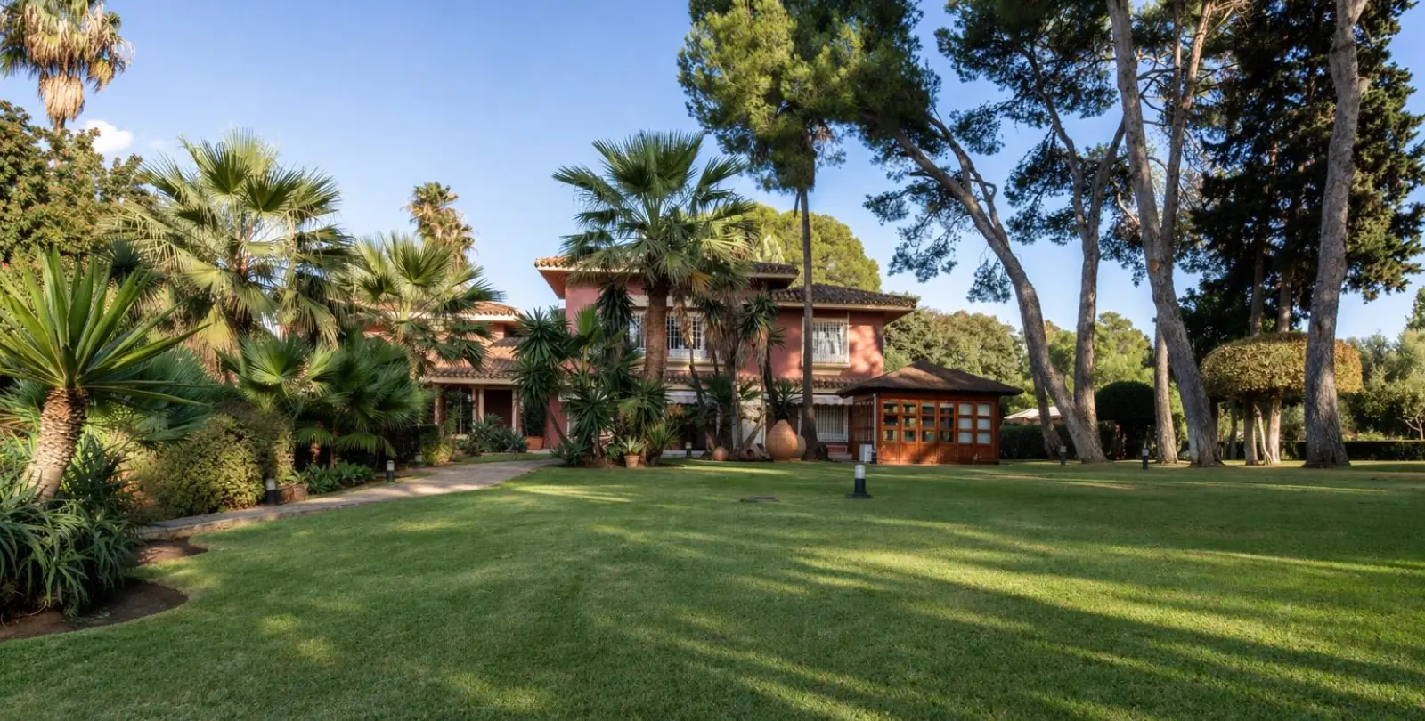 Sale of detached villa in Guadalmina Baja 14