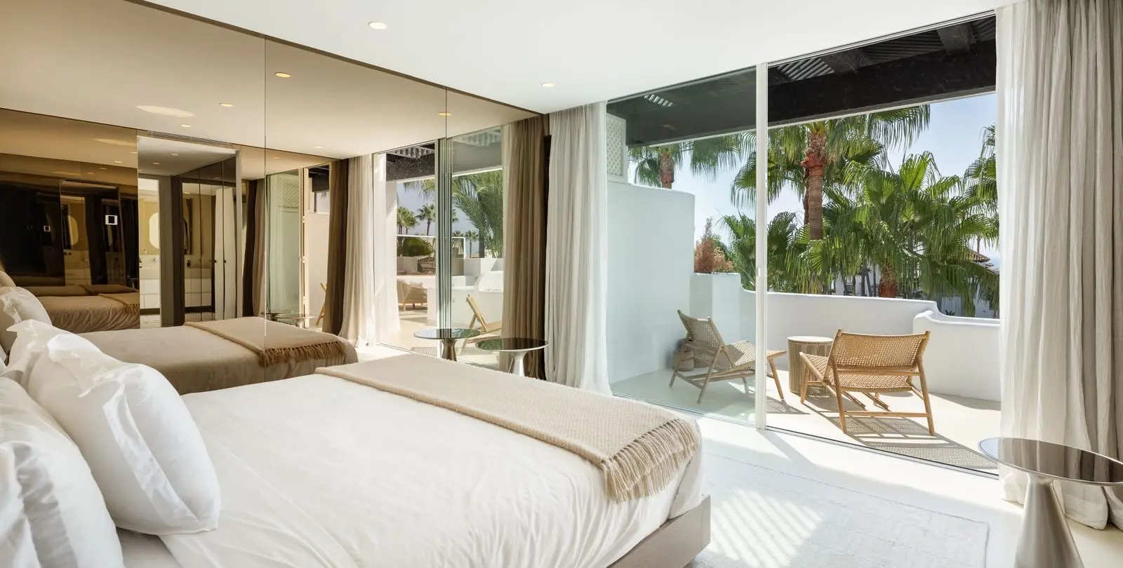 Продажа двухуровневого пентхауса в The Golden Mile 18