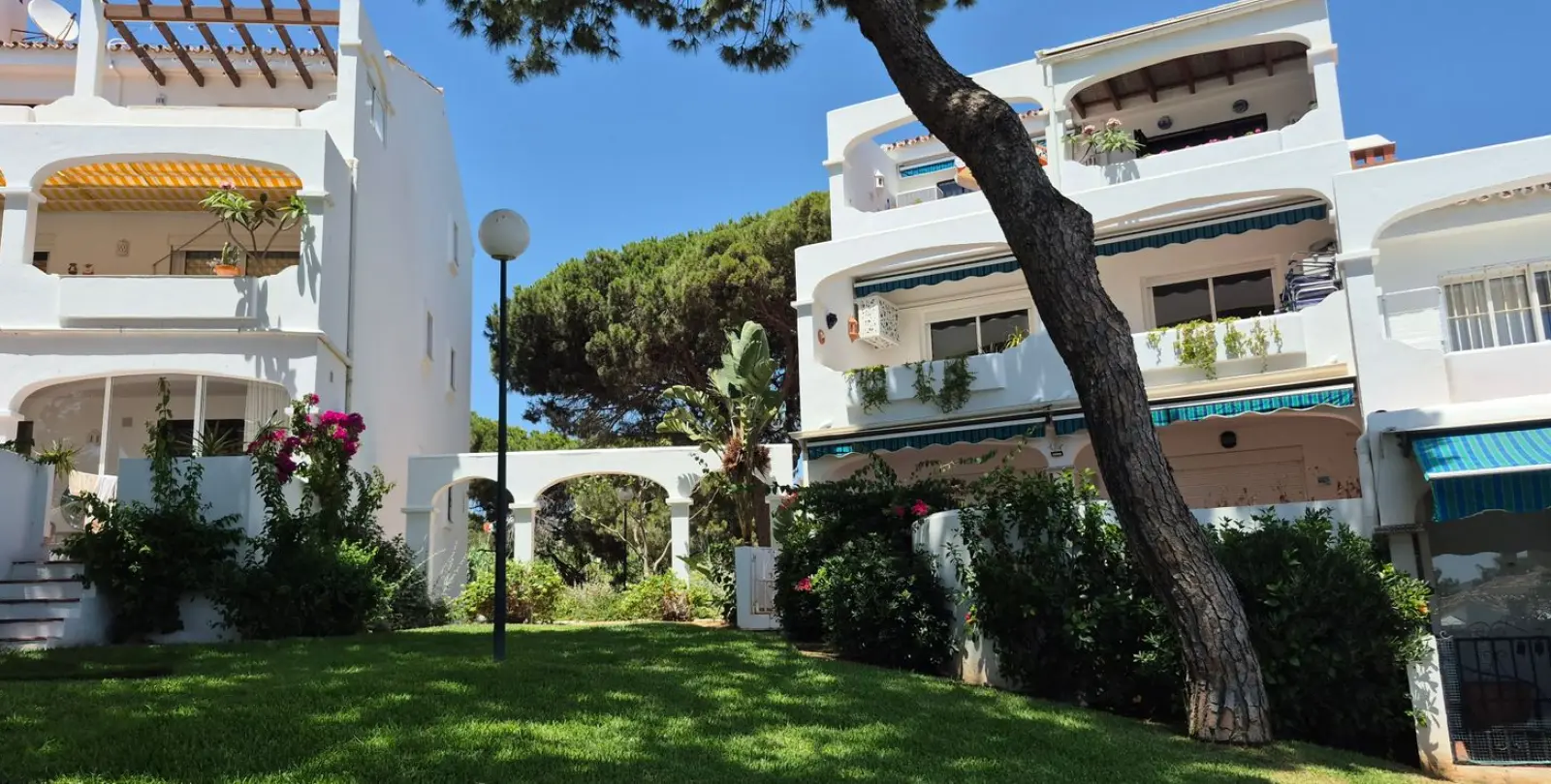 Sale of middle floor apartment in Mijas 52