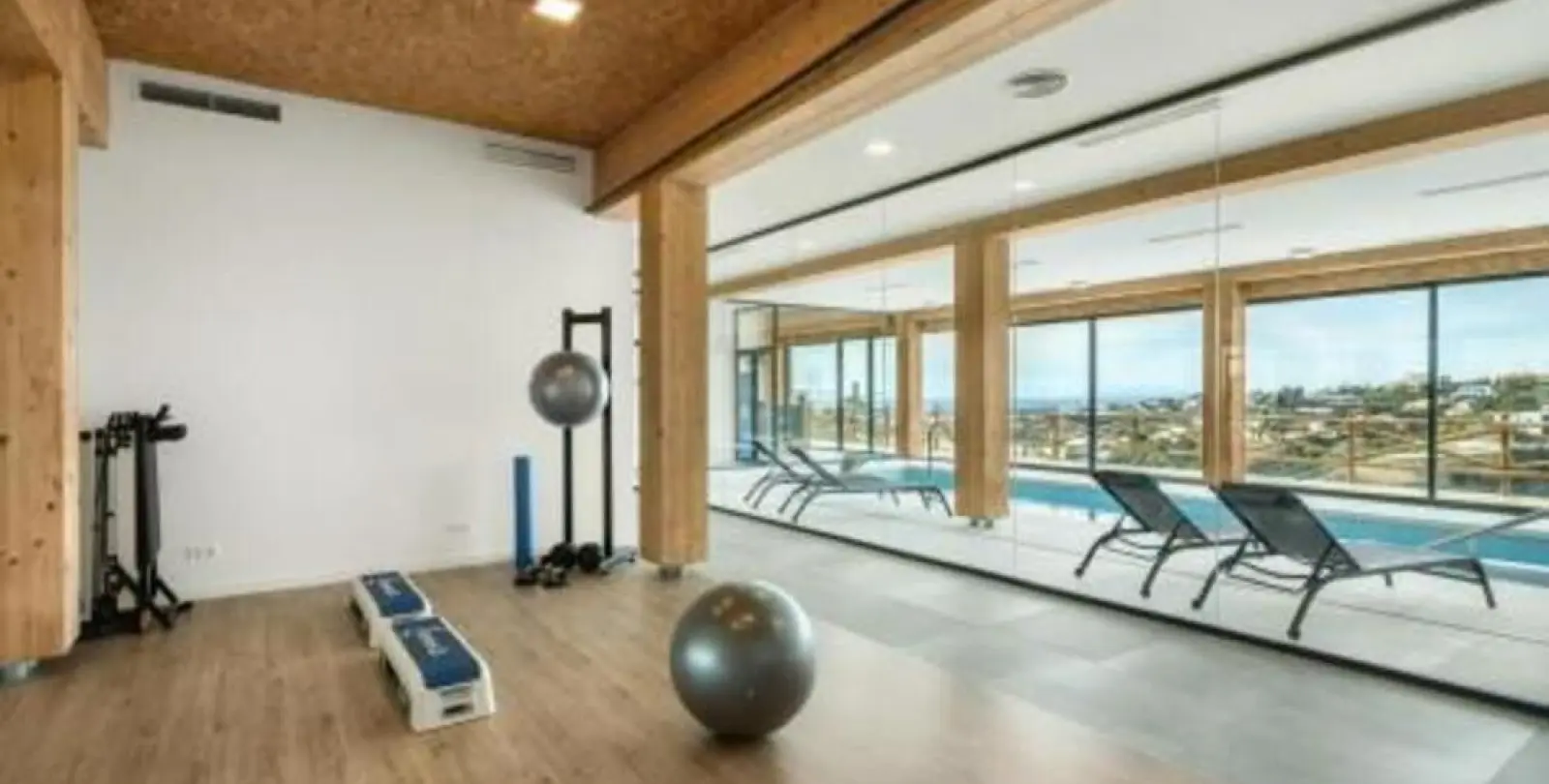 Sale of middle floor apartment in Benahavís 10