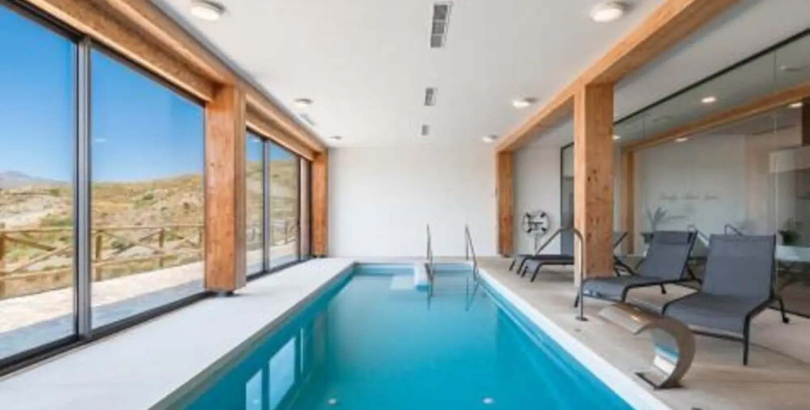 Sale of middle floor apartment in Benahavís 11