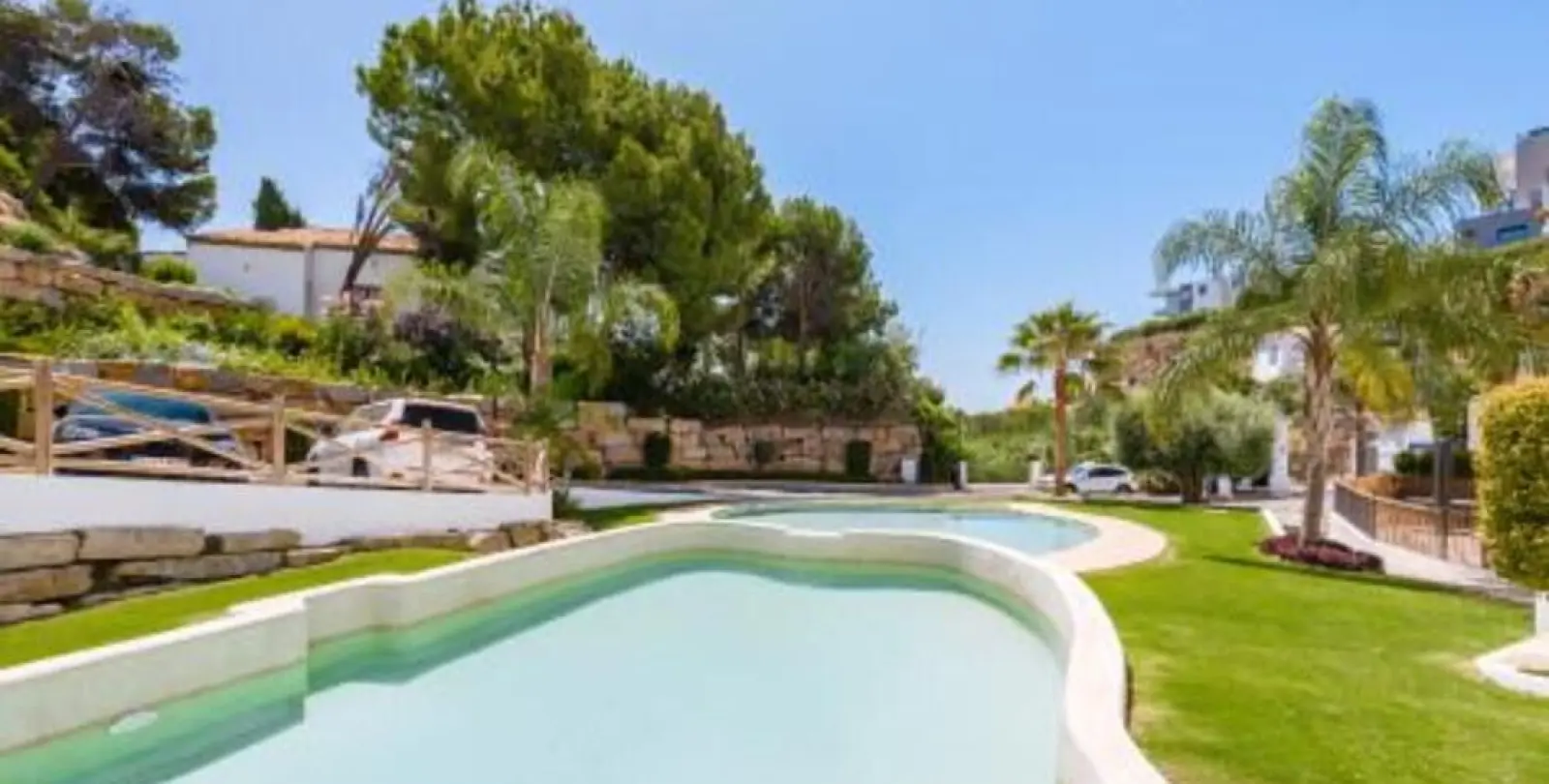 Sale of middle floor apartment in Benahavís 12