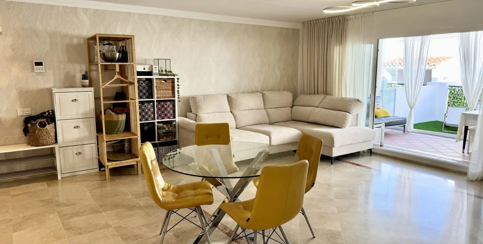 Sale of middle floor apartment in Benahavís 14